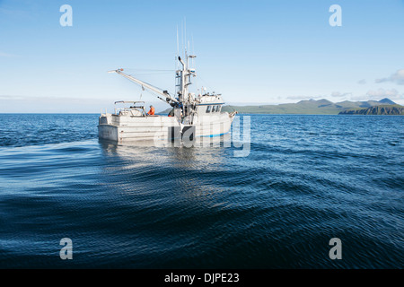 Die F/V Glück Taube kommerzieller Heilbutt fischen In Ikatan Bay in der Nähe von False Pass auf Unimak Island, Südwest-Alaska, Sommer. Stockfoto