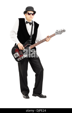 Voller Länge Porträt einer Person eine Bass-Gitarre spielen Stockfoto