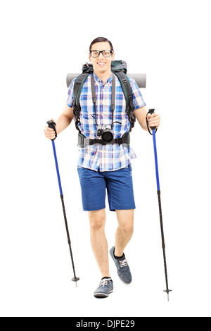 In voller Länge Portrait von lächelnden Wanderer mit Rucksack und Wandern Pole walking Stockfoto