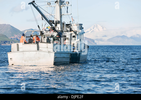 Die F/V Glück Taube kommerzieller Heilbutt fischen In Ikatan Bay in der Nähe von False Pass auf Unimak Island, Südwest-Alaska, Sommer. Stockfoto