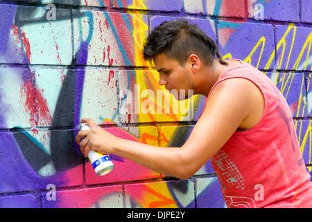 Schöpfer der Veranstaltung arbeitet an seiner Graffiti-Abschnitt der Mauer des Stadions Cartago Stockfoto