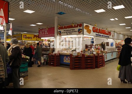 Castle Market Sheffield England. Verkaufsstände und Shopper in einem mittlerweile abgerissenen Gebäude in einem Innenmarkt Stockfoto