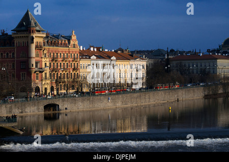 Bilder des Flusses Vltava als es durchläuft die Karlsbrücke in Prag. Die Tschechisch Vltava: Moldau, auf Deutsch: Moldau; Poli Stockfoto