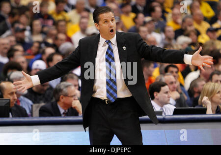 27. März 2010 in Frage gestellt - Syrakus, Kentucky, USA - Kentucky-Coach John Calipari einen Anruf wie Kentucky West Virginia auf Samstag, 27. März 2010 in Syracuse, New York gespielt. Foto: Mark Cornelison | Personal. (Kredit-Bild: © Lexington Herald-Leader/ZUMApress.com) Stockfoto