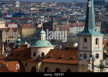 Bild von der Prager Burg. Erste Mala Strana Viertel, dann den Fluss Vltava und hinter Mestro Nové Nachbarschaft. Stockfoto