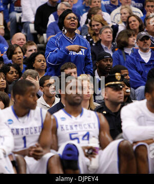 27. März 2010 - Syrakus, Kentucky, USA - Tywanna Patterson, Mutter von Patrick Patterson, Vordergrund, befragt einen Beamten Anruf wie Kentucky West Virginia auf Samstag, 27. März 2010 in Syracuse, New York gespielt. Foto: Mark Cornelison | Personal. (Kredit-Bild: © Lexington Herald-Leader/ZUMApress.com) Stockfoto