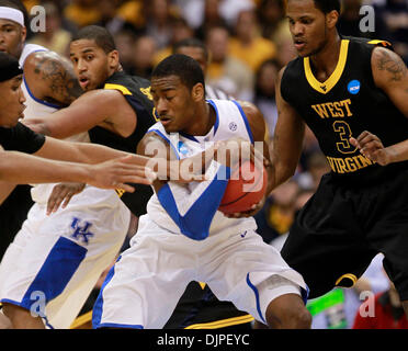 27. März 2010 gesichert - Syrakus, Kentucky, USA - Kentucky John Wall den Ball im Verkehr wie Kentucky West Virginia auf Samstag, 27. März 2010 in Syracuse, New York gespielt. Foto: Mark Cornelison | Personal. (Kredit-Bild: © Lexington Herald-Leader/ZUMApress.com) Stockfoto