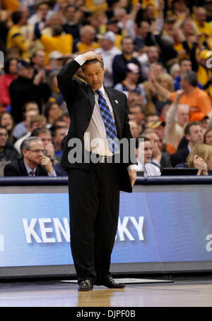 27. März 2010 - Syrakus, Kentucky, USA - Kentucky-Coach John Calipari hielt seinen Kopf als West Virginia Kentucky 73-66 auf Samstag, 27. März 2010 in Syracuse, NY besiegte. Foto: Mark Cornelison | Personal. (Kredit-Bild: © Lexington Herald-Leader/ZUMApress.com) Stockfoto