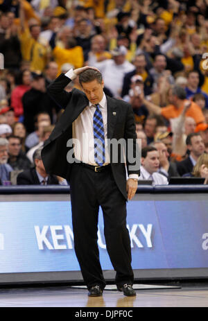 27. März 2010 - Syrakus, Kentucky, USA - Kentucky-Coach John Calipari hielt seinen Kopf als West Virginia Kentucky 73-66 auf Samstag, 27. März 2010 in Syracuse, NY besiegte. Foto: Mark Cornelison | Personal. (Kredit-Bild: © Lexington Herald-Leader/ZUMApress.com) Stockfoto