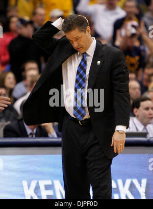 27. März 2010 - Syrakus, Kentucky, USA - Kentucky-Coach John Calipari hielt seinen Kopf als West Virginia Kentucky 73-66 auf Samstag, 27. März 2010 in Syracuse, NY besiegte. Foto: Mark Cornelison | Personal. (Kredit-Bild: © Lexington Herald-Leader/ZUMApress.com) Stockfoto