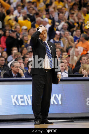 27. März 2010 - Syrakus, Kentucky, USA - Kentucky-Coach John Calipari hielt seinen Kopf als West Virginia Kentucky 73-66 auf Samstag, 27. März 2010 in Syracuse, NY besiegte. Foto: Mark Cornelison | Personal. (Kredit-Bild: © Lexington Herald-Leader/ZUMApress.com) Stockfoto