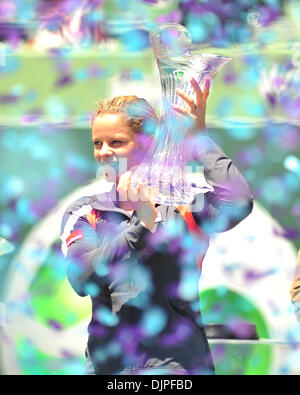 3. April 2010 - hält Key Biscayne, Florida, USA - KIM CLIJSTERS, belgische, die Meisterschale nach dem Sieg über V. Williams in zwei Sätzen, während die Frauen-Finale der 2010 Sony Ericsson Open im Crandon Park Tennis Center. (Kredit-Bild: © Gaston De Cardenas/ZUMApress.com) Stockfoto
