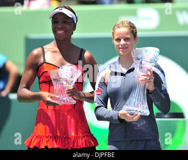 3. April 2010 - hält Key Biscayne, Florida, USA - Kim Clijsters Belgien, links, die Meisterschale nach dem Sieg über Venus Williams aus den USA in zwei Sätzen, während die Frauen-Finale der 2010 Sony Ericsson Open im Crandon Park Tennis Center am 3. April 2010 in Key Biscayne, Florida. (Kredit-Bild: © Gaston De Cardenas/ZUMA PRESS) Stockfoto
