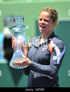 3. April 2010 - Key Biscayne, Florida, USA - Kim Clijsters Belgien hält die Meisterschale nach dem Sieg über Venus Williams aus den USA in zwei Sätzen, während die Frauen-Finale der 2010 Sony Ericsson Open im Crandon Park Tennis Center am 3. April 2010 in Key Biscayne, Florida. (Kredit-Bild: © Gaston De Cardenas/ZUMA PRESS) Stockfoto