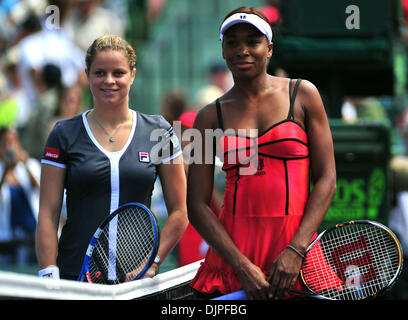 3. April 2010 - pose Key Biscayne, Florida, USA - Kim Clijsters Belgiens und Venus Williams aus den USA für Fotografen kurz vor der Frauen Finale der 2010 Sony Ericsson Open im Crandon Park Tennis Center am 3. April 2010 in Key Biscayne, Florida. Clijsters besiegte Williams aus den USA in zwei Sätzen (Credit-Bild: © Gaston De Cardenas/ZUMA PRESS) Stockfoto