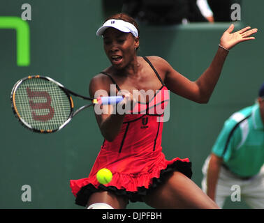 3. April 2010 - Key Biscayne, Florida, USA - Venus Williams aus den USA wieder ein Schuss gegen Kim Clijsters Belgien während der Frauen Finale der 2010 Sony Ericsson Open im Crandon Park Tennis Center am 3. April 2010 in Key Biscayne, Florida. Clijsters besiegte Williams der Vereinigten Staaten in zwei Sätzen.  (Kredit-Bild: © Gaston De Cardenas/ZUMA PRESS) Stockfoto