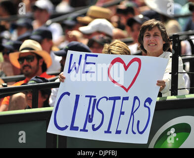 3. April 2010 - Key Biscayne, Florida, USA - ein Fan von Kim Clijsters Belgien holt ein Zeichen zwischen den Sätzen. Venus Williams aus den USA in zwei Sätzen besiegte Clijsters während der Frauen Finale der 2010 Sony Ericsson Open im Crandon Park Tennis Center 3. April 2010 in Key Biscayne, Florida. (Kredit-Bild: © Gaston De Cardenas/ZUMA PRESS) Stockfoto