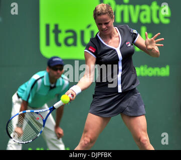 3. April 2010 - Key Biscayne, Florida, kehrt USA - Kim Clijsters Belgien einen Schuss gegen Venus Williams aus den Vereinigten Staaten während der Frauen Finale der 2010 Sony Ericsson Open im Crandon Park Tennis Center am 3. April 2010 in Key Biscayne, Florida. (Kredit-Bild: © Gaston De Cardenas/ZUMA PRESS) Stockfoto