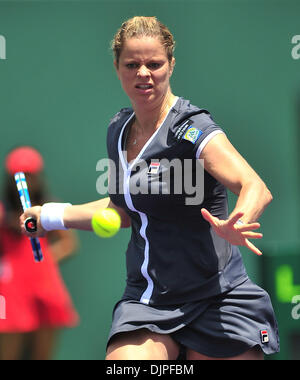 3. April 2010 - Key Biscayne, Florida, kehrt USA - Kim Clijsters Belgien einen Schuss gegen Venus Williams aus den Vereinigten Staaten während der Frauen Finale der 2010 Sony Ericsson Open im Crandon Park Tennis Center am 3. April 2010 in Key Biscayne, Florida. (Kredit-Bild: © Gaston De Cardenas/ZUMA PRESS) Stockfoto