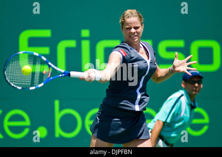 3. April 2010 - Key Biscayne, Florida, kehrt USA - Kim Clijsters Belgien einen Schuss gegen Venus Williams aus den Vereinigten Staaten während der Frauen Finale der 2010 Sony Ericsson Open im Crandon Park Tennis Center am 3. April 2010 in Key Biscayne, Florida. (Kredit-Bild: © Gaston De Cardenas/ZUMA PRESS) Stockfoto