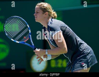 3. April 2010 - kehrt Key Biscayne, Florida, USA - Kim Clijsters Belgien bereitet, Schuss gegen Venus Williams aus den Vereinigten Staaten während der Frauen Finale der 2010 Sony Ericsson Open im Crandon Park Tennis Center am 3. April 2010 in Key Biscayne, Florida. (Kredit-Bild: © Gaston De Cardenas/ZUMA PRESS) Stockfoto
