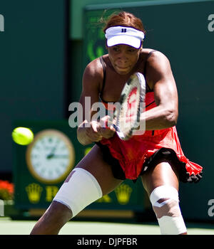 3. April 2010 - Key Biscayne, Florida, USA - Venus Williams aus den USA wieder ein Schuss gegen Kim Clijsters Belgien während der Frauen Finale der 2010 Sony Ericsson Open im Crandon Park Tennis Center am 3. April 2010 in Key Biscayne, Florida. Clijsters besiegte Williams der Vereinigten Staaten in zwei Sätzen.  (Kredit-Bild: © Gaston De Cardenas/ZUMA PRESS) Stockfoto