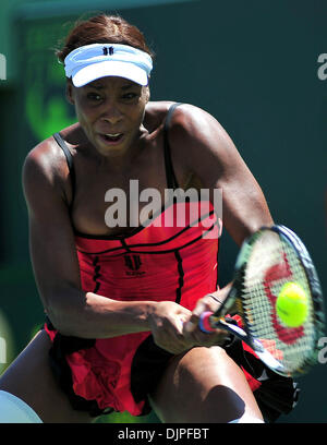 3. April 2010 - Key Biscayne, Florida, USA - Venus Williams aus den USA wieder ein Schuss gegen Kim Clijsters Belgien während der Frauen Finale der 2010 Sony Ericsson Open im Crandon Park Tennis Center am 3. April 2010 in Key Biscayne, Florida. Clijsters besiegte Williams der Vereinigten Staaten in zwei Sätzen.  (Kredit-Bild: © Gaston De Cardenas/ZUMA PRESS) Stockfoto