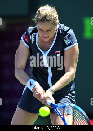 3. April 2010 - Key Biscayne, Florida, kehrt USA - Kim Clijsters Belgien einen Schuss gegen Venus Williams aus den Vereinigten Staaten während der Frauen Finale der 2010 Sony Ericsson Open im Crandon Park Tennis Center am 3. April 2010 in Key Biscayne, Florida. (Kredit-Bild: © Gaston De Cardenas/ZUMA PRESS) Stockfoto