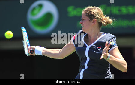 3. April 2010 - Key Biscayne, Florida, kehrt USA - Kim Clijsters Belgien einen Schuss gegen Venus Williams aus den Vereinigten Staaten während der Frauen Finale der 2010 Sony Ericsson Open im Crandon Park Tennis Center am 3. April 2010 in Key Biscayne, Florida. (Kredit-Bild: © Gaston De Cardenas/ZUMA PRESS) Stockfoto