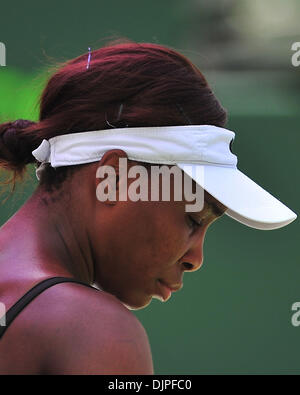 3. April 2010 - Key Biscayne, Florida, USA - Venus Williams aus den USA blickt auf gegen Kim Clijsters in der Frauen Finale der 2010 Sony Ericsson Open im Crandon Park Tennis Center am 3. April 2010 in Key Biscayne, Florida. (Kredit-Bild: © Gaston De Cardenas/ZUMA PRESS) Stockfoto