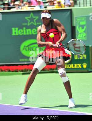 3. April 2010 - Key Biscayne, Florida, USA - Venus Williams aus den USA wieder ein Schuss gegen Kim Clijsters Belgien während der Frauen Finale der 2010 Sony Ericsson Open im Crandon Park Tennis Center am 3. April 2010 in Key Biscayne, Florida. Clijsters besiegte Williams der Vereinigten Staaten in zwei Sätzen.  (Kredit-Bild: © Gaston De Cardenas/ZUMA PRESS) Stockfoto