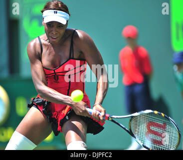 3. April 2010 - Key Biscayne, Florida, USA - Venus Williams aus den USA wieder ein Schuss gegen Kim Clijsters Belgien während der Frauen Finale der 2010 Sony Ericsson Open im Crandon Park Tennis Center am 3. April 2010 in Key Biscayne, Florida. Clijsters besiegte Williams der Vereinigten Staaten in zwei Sätzen.  (Kredit-Bild: © Gaston De Cardenas/ZUMA PRESS) Stockfoto