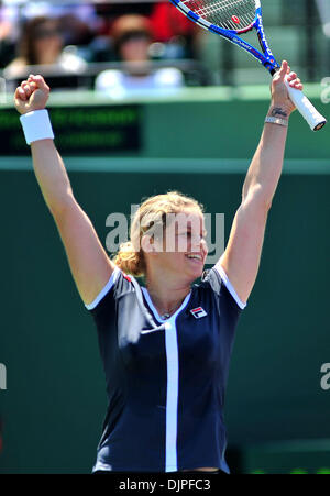 3. April 2010 - Key Biscayne, Florida, USA - feiert Kim Clijsters von Belgien nach dem Sieg über Venus Williams aus den USA in zwei Sätzen, während die Frauen-Finale der 2010 Sony Ericsson Open im Crandon Park Tennis Center am 3. April 2010 in Key Biscayne, Florida. (Kredit-Bild: © Gaston De Cardenas/ZUMA PRESS) Stockfoto