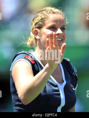 3. April 2010 - Key Biscayne, Florida, USA - feiert Kim Clijsters von Belgien nach dem Sieg über Venus Williams aus den USA in zwei Sätzen, während die Frauen-Finale der 2010 Sony Ericsson Open im Crandon Park Tennis Center am 3. April 2010 in Key Biscayne, Florida. (Kredit-Bild: © Gaston De Cardenas/ZUMA PRESS) Stockfoto