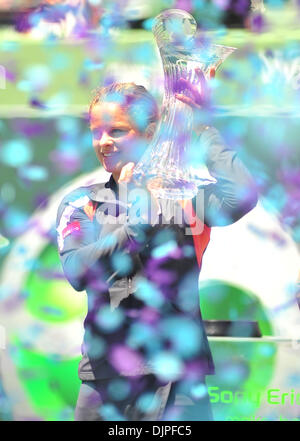 3. April 2010 - Key Biscayne, Florida, USA - Kim Clijsters Belgien hält die Meisterschale nach dem Sieg über Venus Williams aus den USA in zwei Sätzen, während die Frauen-Finale der 2010 Sony Ericsson Open im Crandon Park Tennis Center am 3. April 2010 in Key Biscayne, Florida. (Kredit-Bild: © Gaston De Cardenas/ZUMA PRESS) Stockfoto