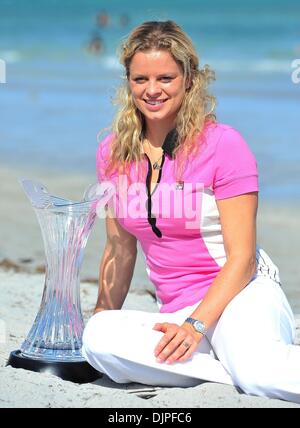 3. April 2010 - Key Biscayne, Florida, USA - KIM CLIJSTERS Belgien am Strand nach dem Sieg über V. Williams aus den USA in zwei Sätzen, das Frauen Finale der 2010 Sony Ericsson Open im Crandon Park Tennis Center zu gewinnen. (Kredit-Bild: © Gaston De Cardenas/ZUMA Press) Stockfoto