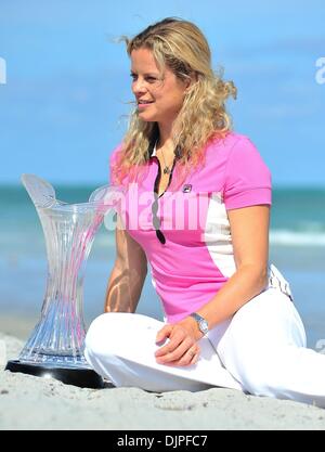 3. April 2010 - Key Biscayne, Florida, USA - KIM CLIJSTERS Belgien am Strand nach dem Sieg über V. Williams aus den USA in zwei Sätzen, das Frauen Finale der 2010 Sony Ericsson Open im Crandon Park Tennis Center zu gewinnen. (Kredit-Bild: © Gaston De Cardenas/ZUMA Press) Stockfoto