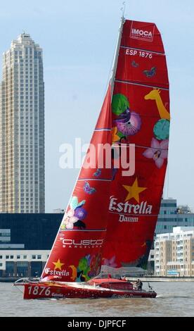 3. April 2010 - New York, New York, USA-"Estrella Damm" und "W Hotels" Segelboote in einer Zweihand Regatta im Hafen von New York, in Vorbereitung auf die bevorstehenden NY-BCN Transoceanic Segeln Rekord von New York nach Barcelona antreten. Die zwei Segelboote werden von Ambrose Light in New York und beenden vor Hotel W in den Hafen von Barcelona zwischen 20. April und 30 t Stockfoto