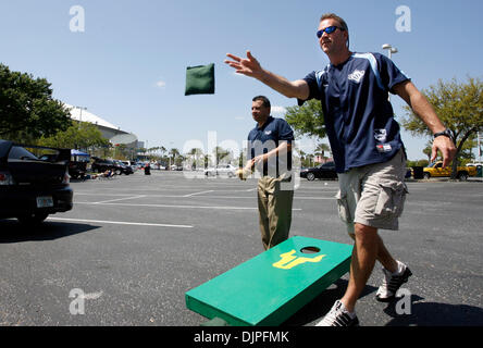 6. April 2010 - Tampa, Florida, USA - DIRK SHADD |  Zeiten. SP 321097 SHAD RAYS 01 (06.04.10 St. Pete) Mike Manderscheid (Cq) (vorne), 43, spielt Mais Loch zusammen mit Fernando Vasquez (Cq), 43, beide aus Tampa, wobei unter den ersten die Drängler wie der Parkplatz öffnet sich der Tropicana Field vor dem Eröffnungstag Tampa Bay Rays Gastgeber gegen die Baltimore Orioles ich Stockfoto