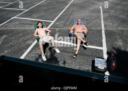 6. April 2010 - Tampa, Florida, USA - KEEGAN MERCER 16, entspannt sich beim Sonnenbaden mit seinem Vater KEVIN MERCER (R), wie sie den Grill neben ihrer Abholung feuern. Drängler im Tropicana Field bereiten Sie als Gastgeber der Tampa Bay Rays Eröffnungstag gegen die Baltimore Orioles. (Kredit-Bild: © Dirk Shadd/St. Petersburg Times/ZUMApress.com) Stockfoto