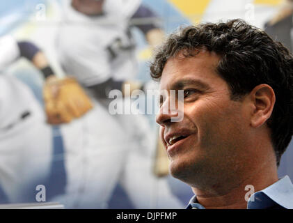 6. April 2010 - Tampa, Florida, USA - DIRK SHADD |  Zeiten. SP 321097 SHAD RAYS 03 (06.04.10 St. Pete) Tampa Bay Rays Eigentümer Stuart Sternberg Lächeln bei der Begrüßung der Fans als die Türen am Eingangstor am Eröffnungstag gegen die Baltimore Orioles vor ausverkauften Publikum im Tropicana Field in St. Petersburg Dienstag Abend geöffnet. [DIRK SHADD Zeiten] (Kredit-Bild: © St. Petersburg Stockfoto