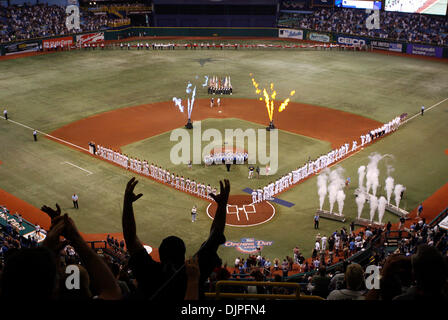 6. April 2010 - Tampa, Florida, USA - DIRK SHADD |  Zeiten. SP 321097 SHAD RAYS 08 (06.04.10 St. Pete) Fans jubeln während der Spieler Einführungen am Eröffnungstag wie die Tampa Bay Rays Dienstagabend am Baltimore Orioles vor ausverkauften Publikum im Tropicana Field in St. Petersburg statt. [DIRK SHADD Zeiten] (Kredit-Bild: © St. Petersburg Times/ZUMApress.com) Stockfoto