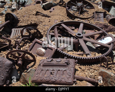 Antiken Bergbau Maschinenteile verstreut über an das Gold King Mine-Freilichtmuseum in Jerome, Arizona, USA Stockfoto