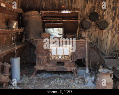 Antike verrosteten Kocher und Töpfe auf das Gold King Mine-Freilichtmuseum in Jerome, Arizona, USA Stockfoto