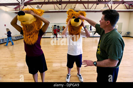 20. März 2010 - Kutztown, Pennsylvania, USA - DAVE RAYMOND arbeitet mit MONET THOMAS-ANDERSON und JIMMY lernen führen, die beide als Kutztown University Maskottchen, "Lawine" bei Raymonds dreitägigen Maskottchen Boot Camp, auf dem Campus der Kutztown University gehalten.  Raymond, das Original Philadephia Phillies "Phillie Phanatic," brachte eine Revolution im Sport Unterhaltung Industrie Witz Stockfoto