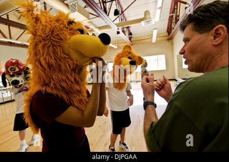 20. März 2010 statt - Kutztown, Pennsylvania, USA - DAVE RAYMOND arbeitet mit MONET THOMAS-ANDERSON, links und JIMMY lernen, die beide als Kutztown University Maskottchen, "Lawine" bei Raymonds dreitägigen Maskottchen Boot Camp, führen Sie auf dem Campus der Kutztown University.  Raymond, das Original Philadephia Phillies "Phillie Phanatic," brachte eine Revolution in der Sport-Unterhaltung-indus Stockfoto