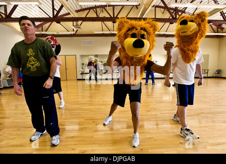 20. März 2010 - Kutztown, Pennsylvania, USA - DAVE RAYMOND arbeitet mit MONET THOMAS-ANDERSON, Center und JIMMY lernen führen, die beide als Kutztown University Maskottchen, "Lawine" bei Raymonds dreitägigen Maskottchen Boot Camp, auf dem Campus der Kutztown University gehalten.  Raymond, das Original Philadephia Phillies "Phillie Phanatic," brachte eine Revolution in der Sport-Unterhaltung ind Stockfoto