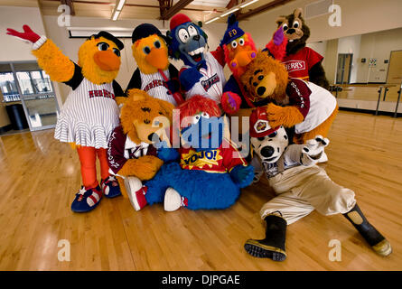 20. März 2010 darstellen - Kutztown, Pennsylvania, USA - Maskottchen-Darsteller bei Dave Raymond dreitägigen Maskottchen Boot Camp, auf dem Campus der Kutztown University statt.  Raymond, das Original Philadephia Phillies "Phillie Phanatic," brachte eine Revolution in der Sport-Entertainment-Industrie mit goofy Eskapaden seines bahnbrechenden Charakters.  Nun, als Self-titled "Kaiser von Spaß," Ray Stockfoto