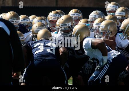 26. März 2010 - South Bend, Indiana, USA - University of Notre Dame Fußballspieler versammeln sich in ein Wirrwarr Freitag während der ersten Frühling Praxis als Cheftrainer Brian Kelly offiziell übernimmt, nachdem Charlie Weis gefeuert wurde im vergangenen Herbst. (Kredit-Bild: © Jim Z. Rider/ZUMApress.com) Stockfoto