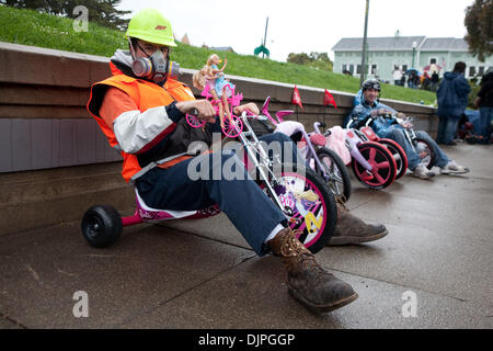 4. April 2010 - San Francisco, Kalifornien, USA - JOHN, 25 (links), gekommen aus Utah zu Rennen, das seinen ersten von Utah mit seinem Freund, MARIO, 27 gekommen ist, um Rennen bringen ihre erste eigene Big Wheel-Rennen. (Kredit-Bild: © Andre Hermann/ZUMA Press) Stockfoto